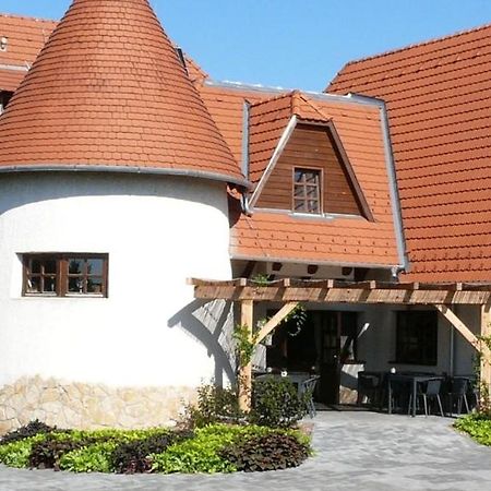 Kadarta Vendeglo Panzio Bed & Breakfast Veszprem Ngoại thất bức ảnh