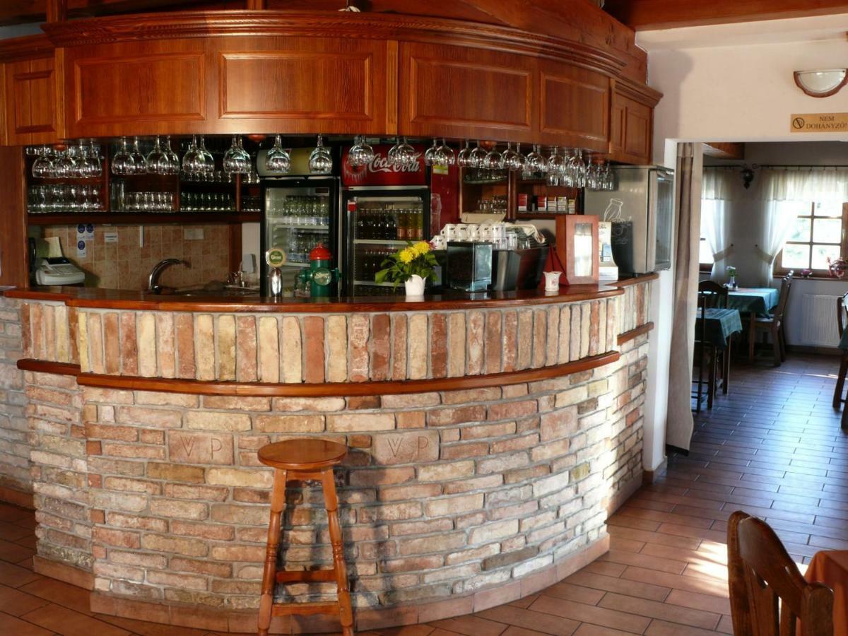 Kadarta Vendeglo Panzio Bed & Breakfast Veszprem Ngoại thất bức ảnh